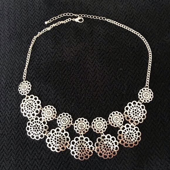 Cute Silver Flower Necklace. - Picture 3 of 5